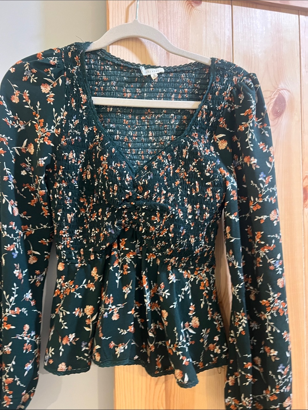 EN Crème  Floral Smocked Peplum Long Sleeve top size small